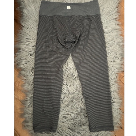Vuori Stripe Crop Leggings Gray Size Medium - Picture 2 of 3